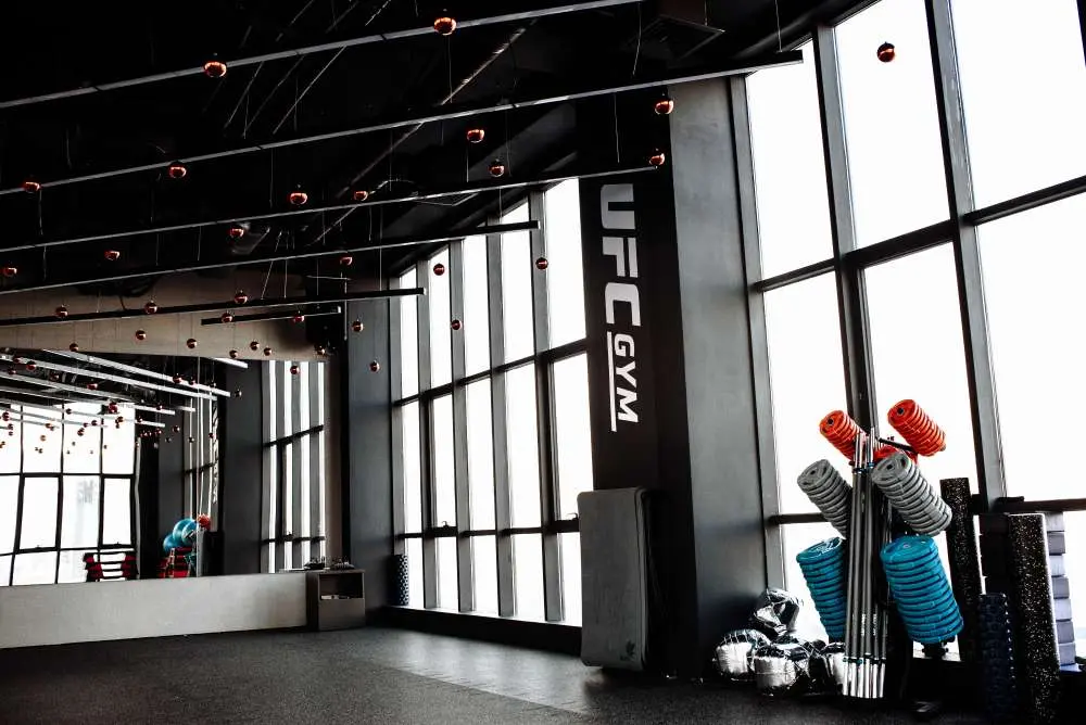 Электронные замки KERONG и система контроля доступа в UFC GYM Казахстан